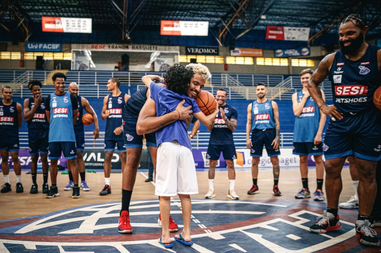 ACIF e Sesi Franca Basquete realizam sonho de garotinho em ter uma bola de basquete