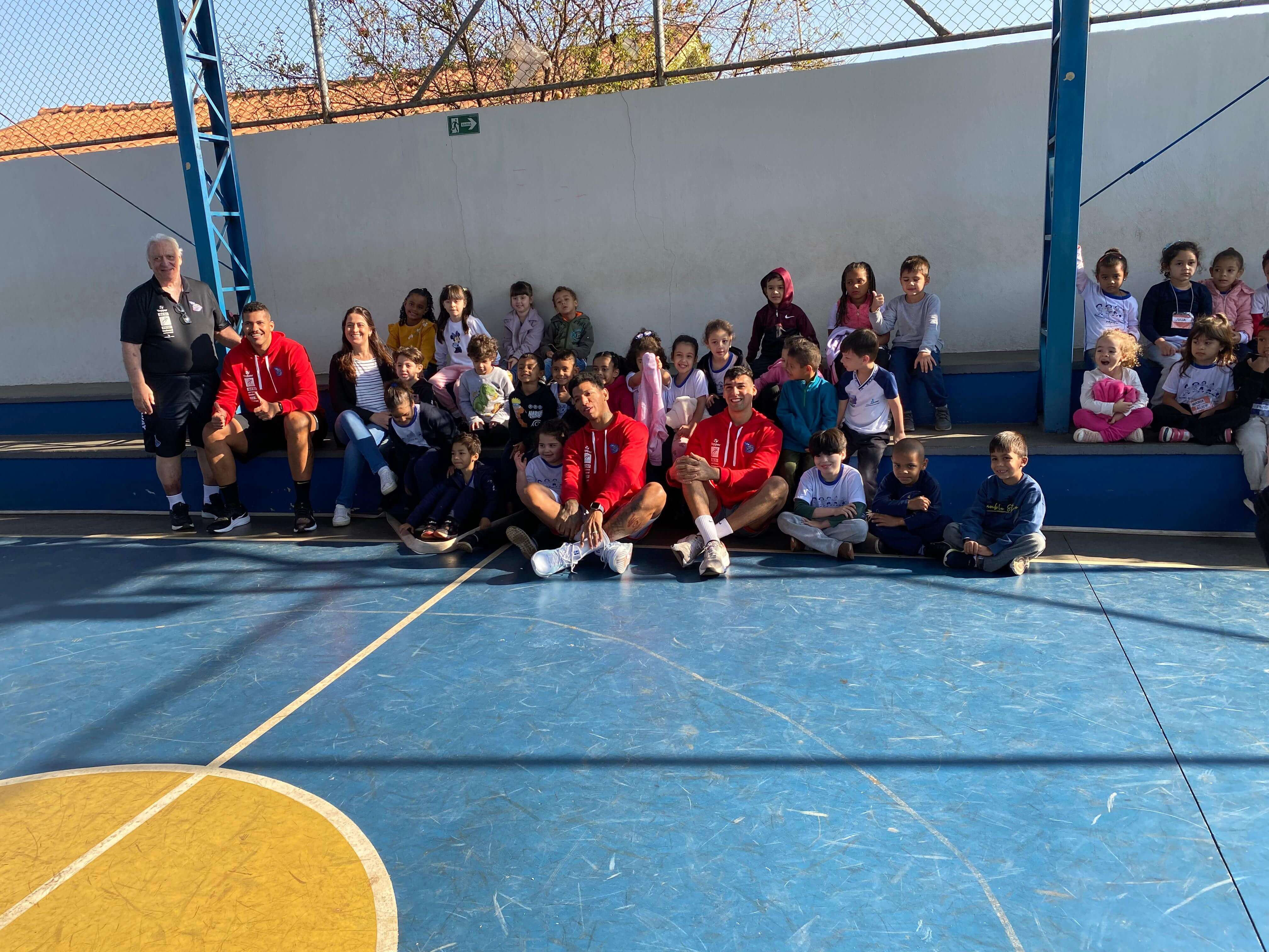 Jogadores do Sesi Franca Basquete fazem visita à escola